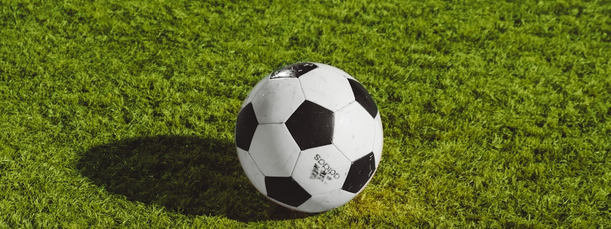 现代化体育直播控制中心与流媒体技术示意图