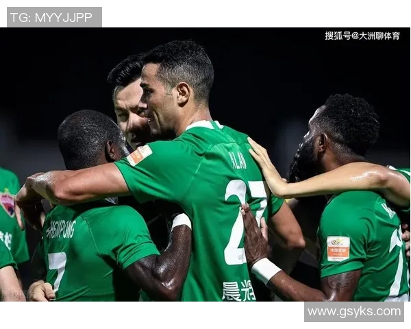 深圳足球队团队协作引发热议球迷对战术配合与球员表现分歧明显