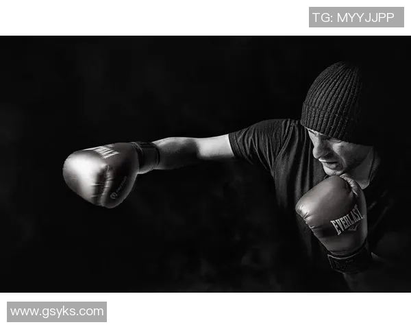 黑白风格足球明星拼图壁纸展现运动魅力与艺术之美